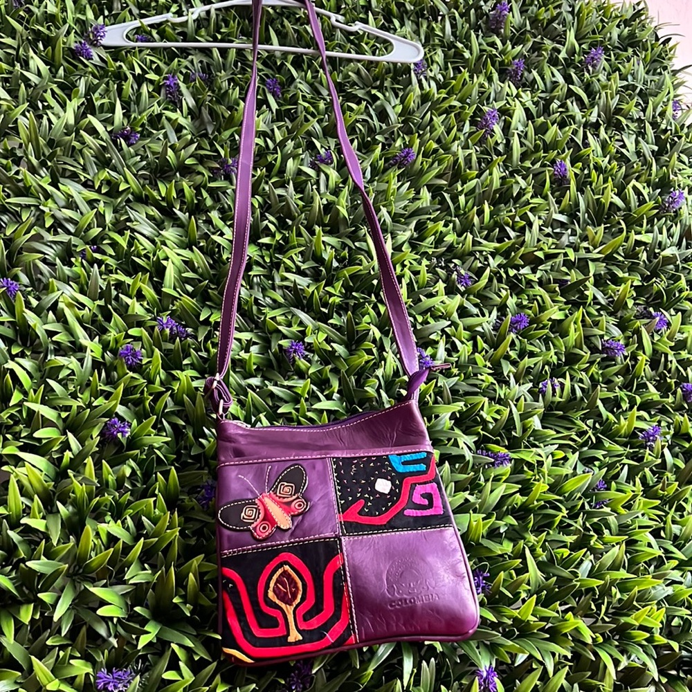 Authentic purse from Columbia. She comes with three zippers and magnet pouch